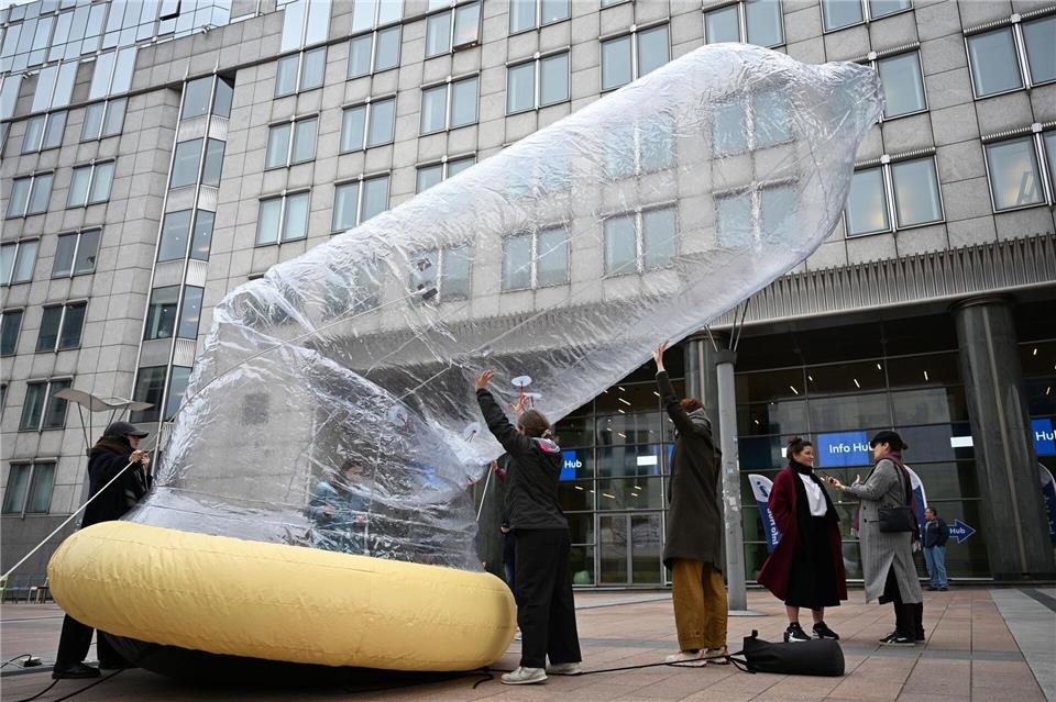Das Kondom ist mit Luft gefüllt.Markus Lenhardt/dpa