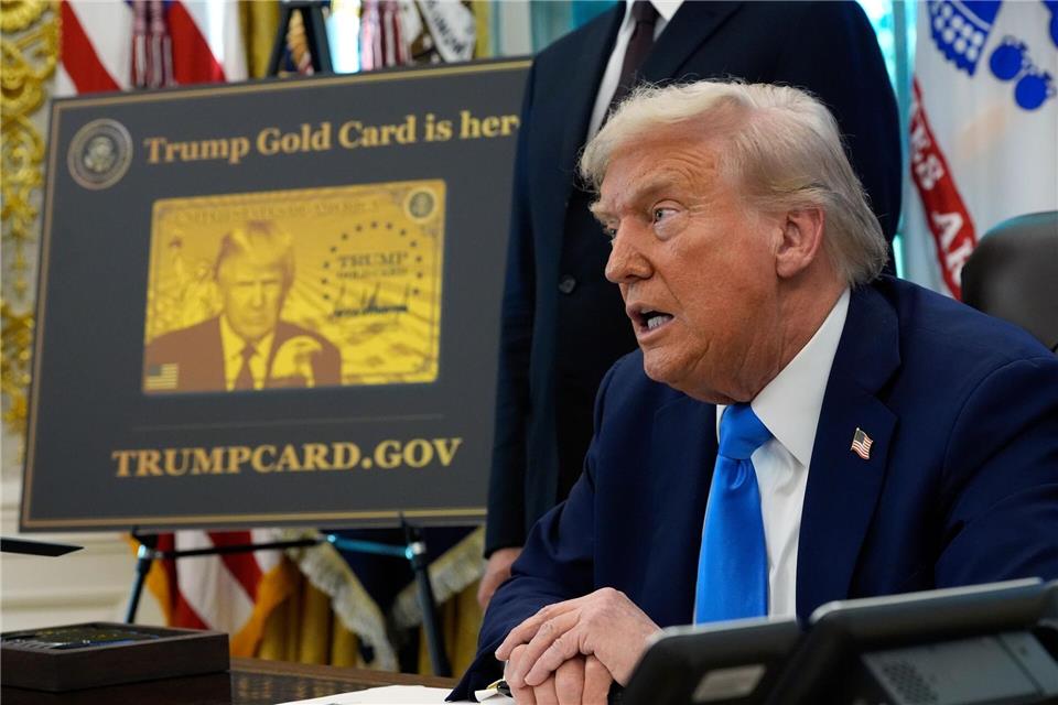 Das Konterfei des Präsidenten ist auch auf der „Trump Gold Card“ zu sehen.Alex Brandon/AP/dpa