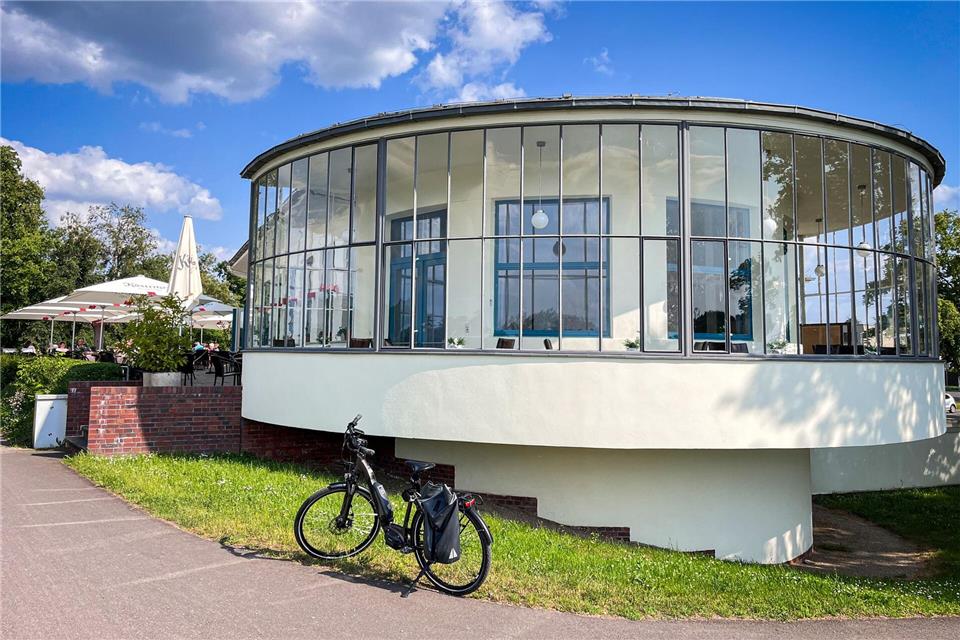 Das Kornhaus an der Elbe hat der Bauhaus-Architekt Carl Fieger entworfen. Es beherbergt ein Ausflugslokal.Heidi Scharvogel/dpa-tmn