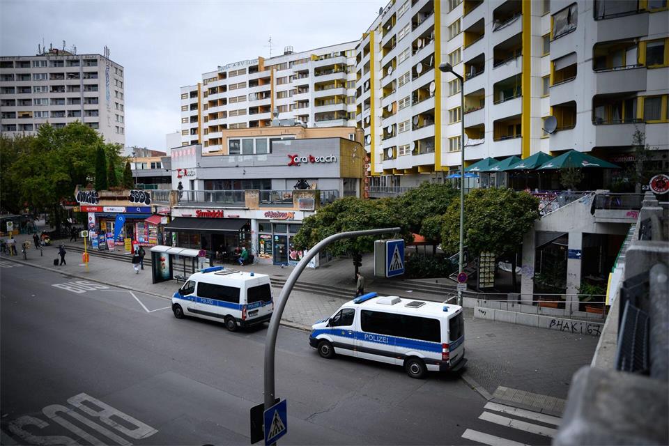 Das Kottbusser Tor ist ein Ort mit viel Kriminalität und soll daher mit Kamaeras überwacht werden. (Archiv)Bernd von Jutrczenka/dpa