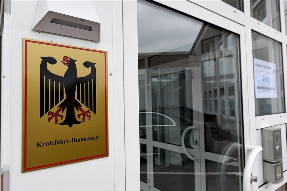 Das Kraftfahrt-Bundesamt veröffentlicht jeden Monat die neuen Zulassungszahlen von Neuwagen. (Archivbild)Carsten Rehder/dpa