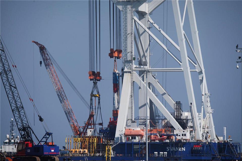 Das Kranschiff „Svanen“ kann sogenannte Monopiles - das sind Pfähle, auf denen die Windräder errichtet werden - in den Meeresboden rammen. (Archivbild)Stefan Sauer/dpa