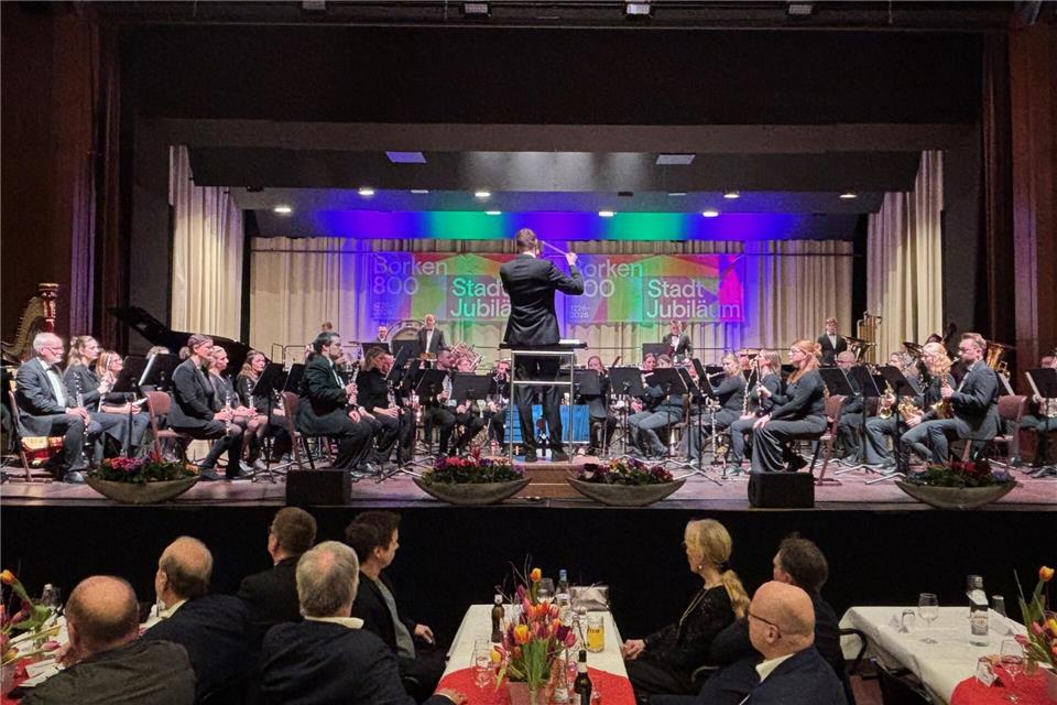 Das Kreisorchester Borken präsentierte in der Stadthalle die eigens für das Stadtjubiläum komponierte Festouvertüre.