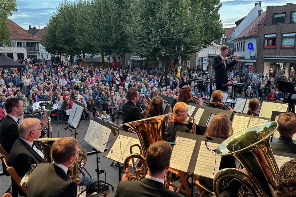 Das Kreisorchester spielte die Festouvertüre vor großem Publikum auf dem Marktplatz.