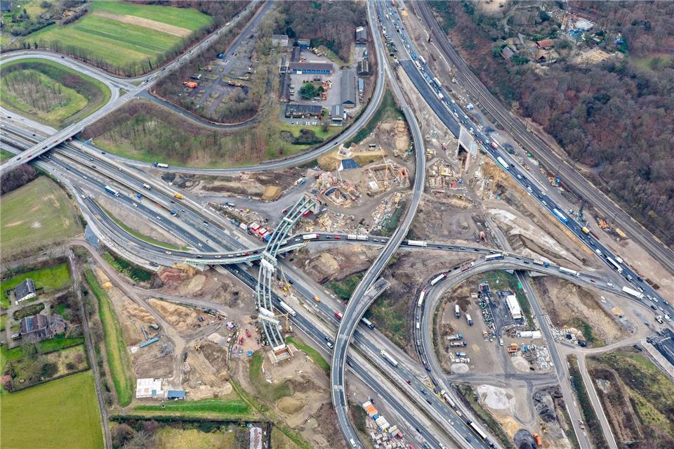 Das Kreuz Kaiserberg ist einer der wichtigsten Verkehrsknoten in Nordrhein-Westfalen. Christoph Reichwein/dpa