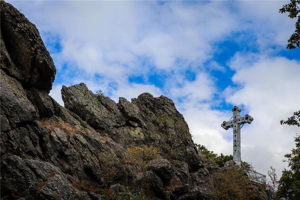 Das „Kreuz im Venn“ über dem Rurtal ist einem Prior gewidmet – anders als die vielen Holzkreuze, die im Hochmoor an Verirrte, Kriegs- oder Feuertote erinnern.Deike Uhtenwoldt/dpa-tmn