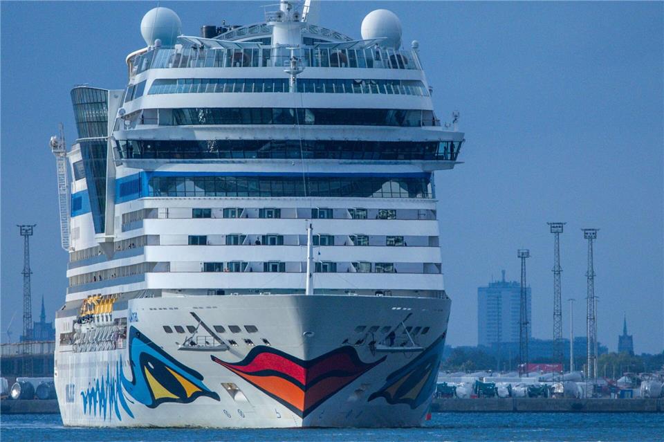 Aida-Chef: Grüne Treibstoffe über Emissionshandel bezahlen Das Kreuzfahrtschiff „AIDAmar“ legt in Warnemünde an. (Archivbild) Jens Büttner/dpa