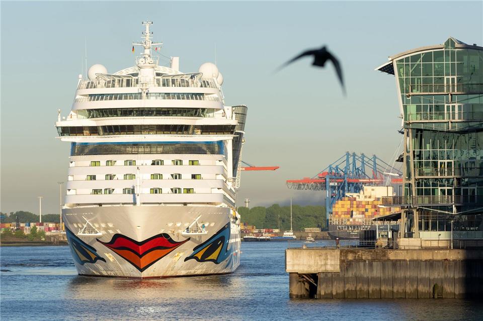Das Kreuzfahrtschiff „AIDAsol“ kann Landstrom beziehen. (Archivbild) Bodo Marks/dpa