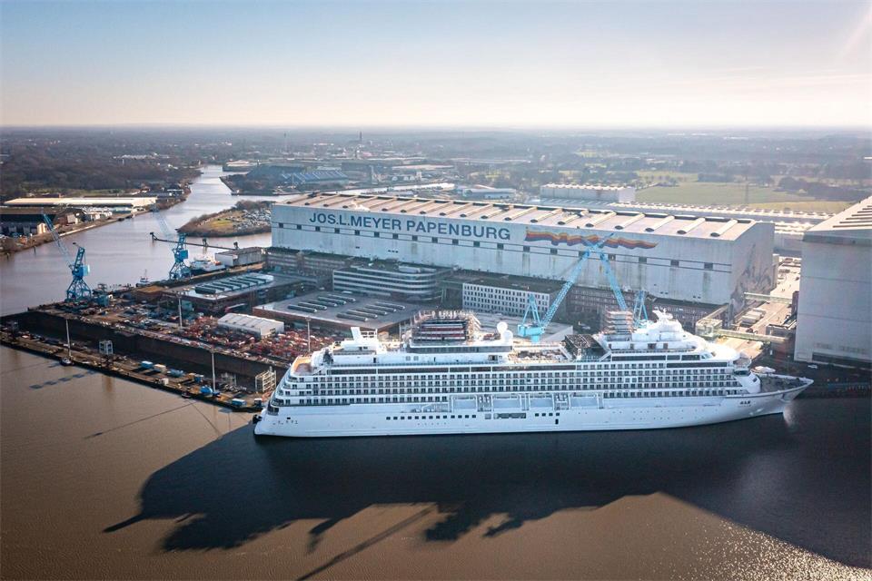Das Kreuzfahrtschiff „Asuka III“ liegt im Januar 2025 vor der Meyer Werft in Papenburg. (Symbolbild)Sina Schuldt/dpa