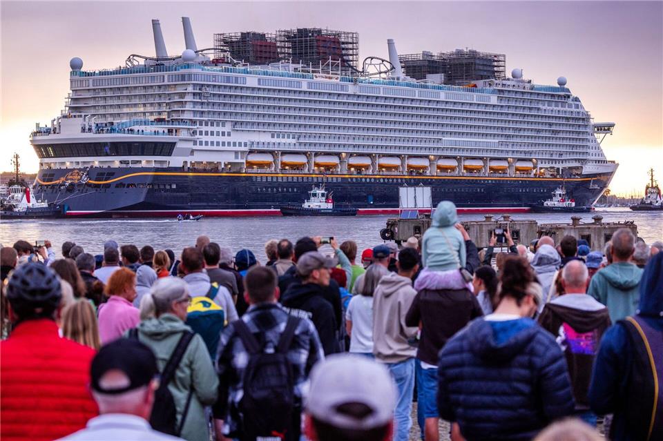 Das Kreuzfahrtschiff „Disney Adventure“ sorgte 2025 für einen Exportschub in Mecklenburg-Vorpommern. (Archivbild)Jens Büttner/dpa