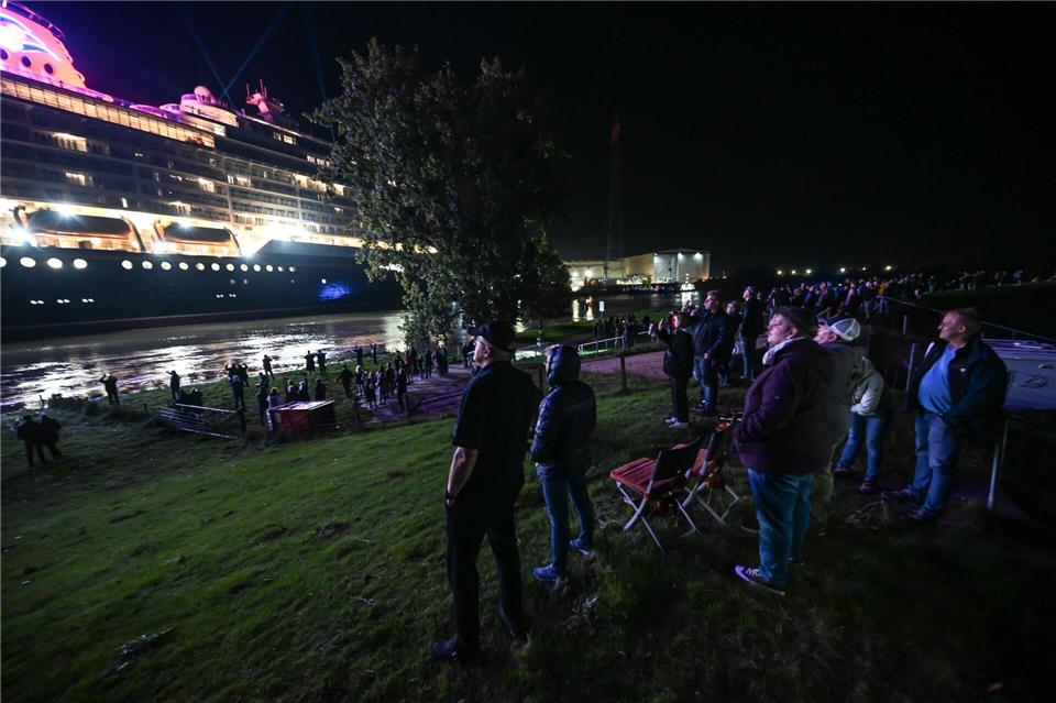 Neues Meyer-Kreuzfahrtschiff auf dem Weg Richtung Nordsee Das Kreuzfahrtschiff „Disney Destiny“ machte sich feierlich auf gen Nordsee.Lars Penning/dpa