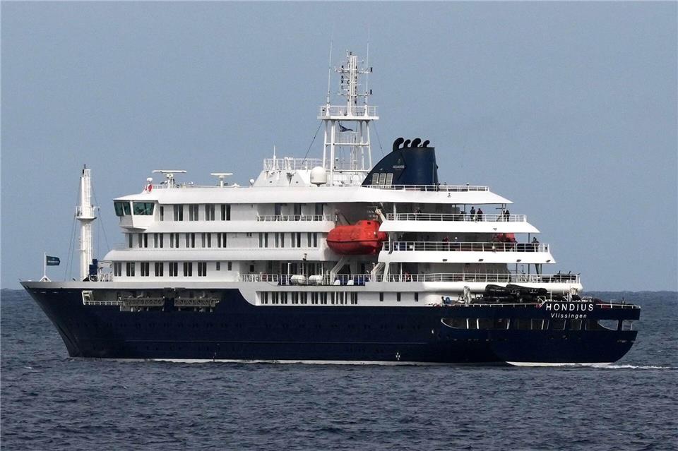 Das Kreuzfahrtschiff „Hondius“ verließ den Hafen von Praia und fährt nun Richtung Teneriffa.Misper Apawu/AP/dpa