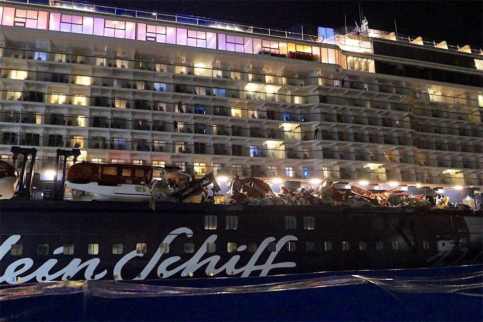 Das Kreuzfahrtschiff „Mein Schiff 3“ ist in Bremerhaven mit zwei Containerschiffen zusammengestoßen. Jörn Hüneke/dpa
