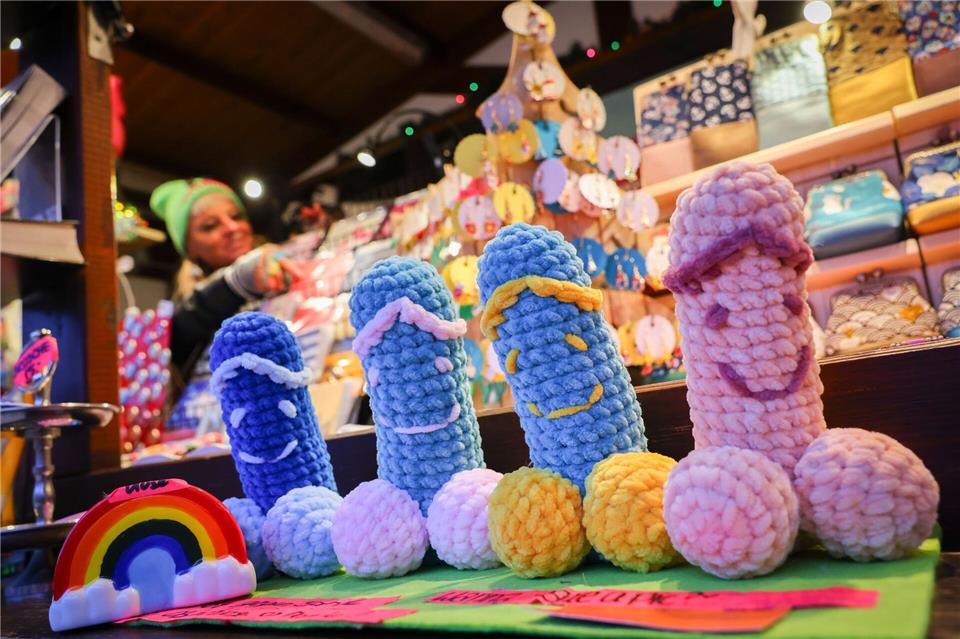 Mal anders: 16 ungewöhnliche Weihnachtsmärkte in Deutschland Das Kunsthandwerk auf dem Weihnachtsmarkt „Santa Pauli“ ist, nun ja, teils dem Motto angepasst.Christian Charisius/dpa/dpa-tmn