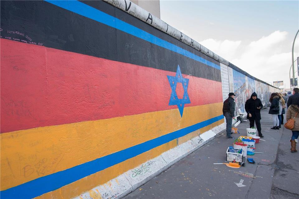 Das Kunstwerk „Vaterland“ an der East Side Gallery wurde erneut beschmiert. (Archivbild)picture alliance / dpa