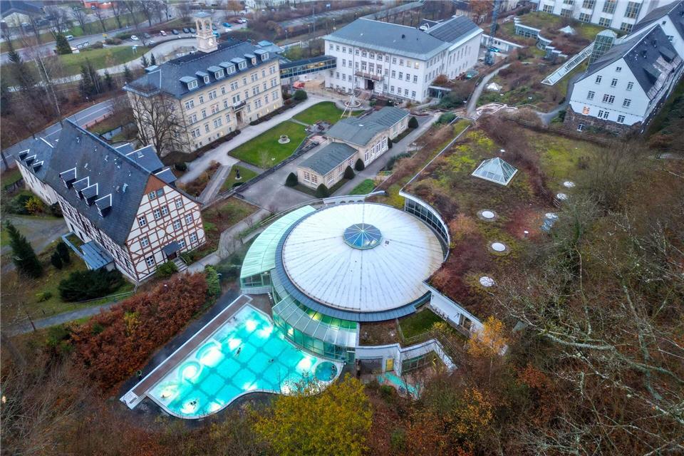 Das Kurhaus in Thermalbad Wiesenbad wird nach einer langen Sanierung wieder offen. (Archivbild)Hendrik Schmidt/dpa