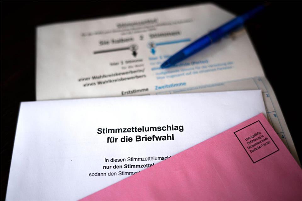 LKA Sachsen prüft Video über fehlende AfD auf Wahlzetteln Das LKA Sachsen untersucht ein Video, das Briefwahlzettel ohne AfD zeigen soll. (Archivbild)Sina Schuldt/dpa