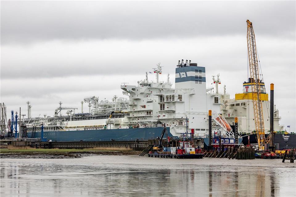 Das LNG-Spezialschiff „Hoegh Gannet“ kommt für Umbauten zwei Monate lang in eine dänische Werft. Axel Heimken/dpa
