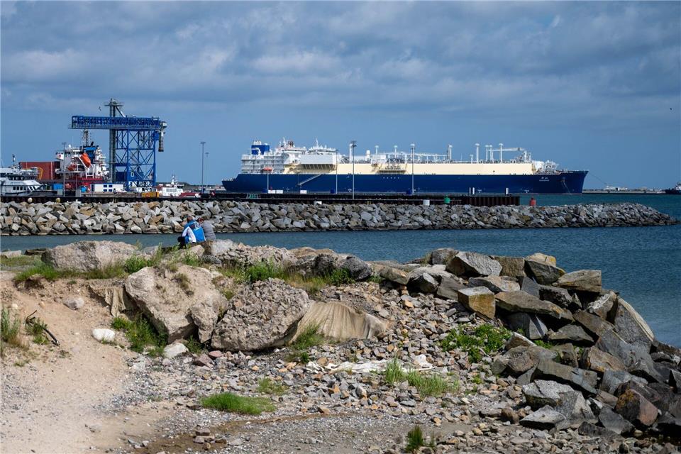 Bürgerbegehren gegen LNG-Anlage auch laut Gericht unzulässig Das LNG-Terminal an Rügens Küste ist trotz Widerstands längst in Betrieb. (Archivbild)Stefan Sauer/dpa