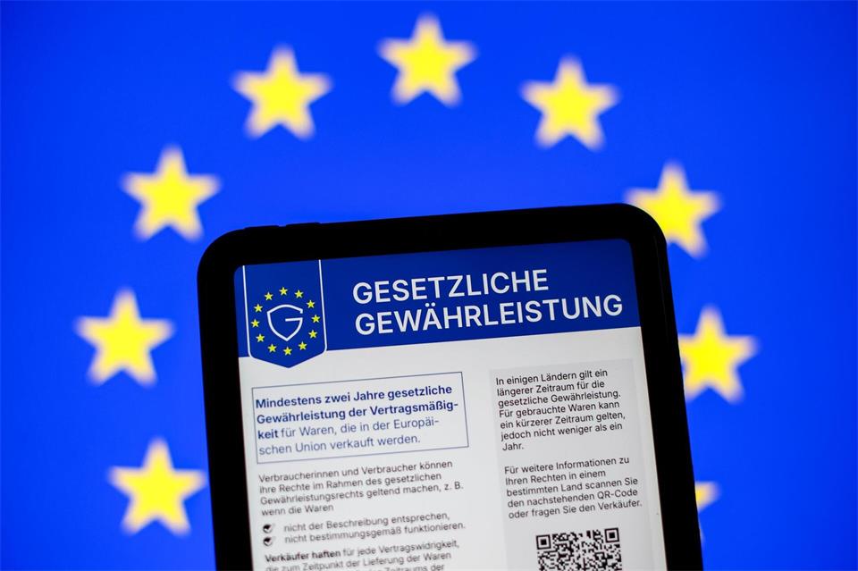 Das Label macht deutlich: Kunden können in der EU defekte Neuware mindestens zwei Jahre lang reklamieren - in manchen Ländern auch länger. (Symbolbild) Jan Woitas/dpa