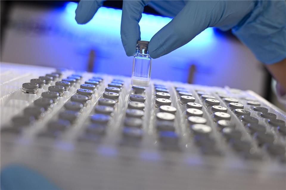 Das Laborgeschäft und der Pharmabereich bei Merck entwickeln sich positiv. (Archivbild) Arne Dedert/dpa