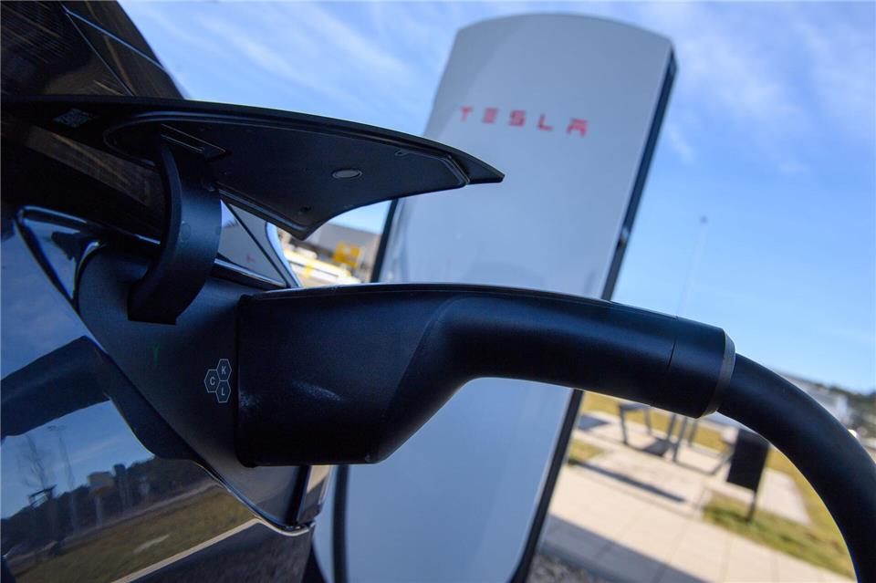 Das Laden am Tesla Supercharger ist sehr einfach.Klaus-Dietmar Gabbert/dpa-tmn