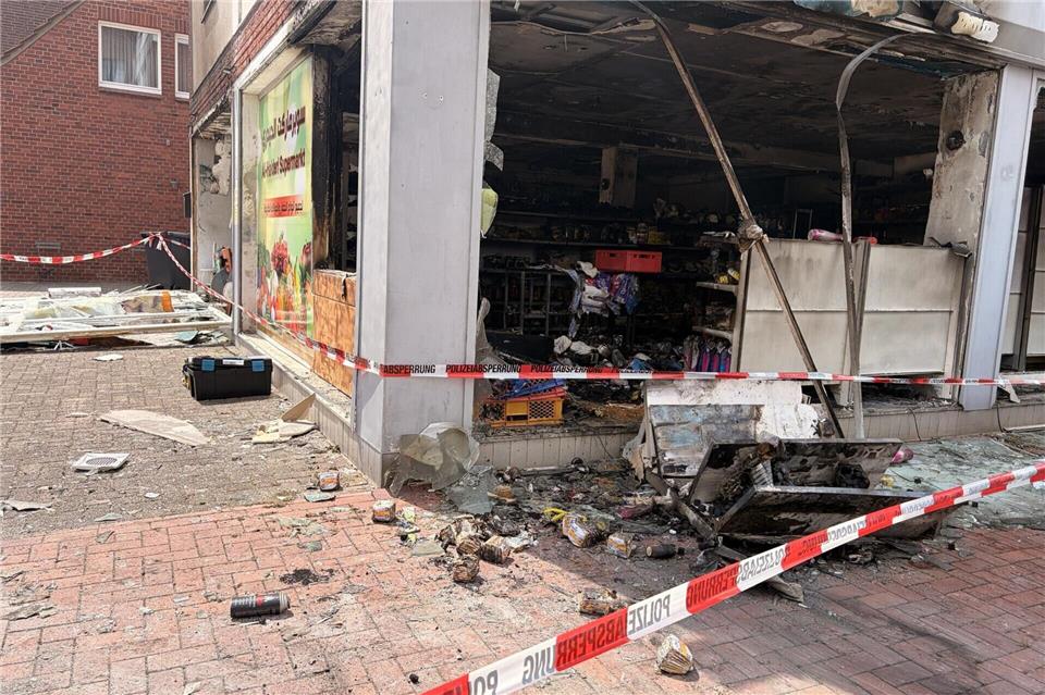 Das Ladenlokal an der Tembrinkstraße wurde durch Explosion und Feuer völlig verwüstet. Die Ermittlungen der Polizei dauern noch an.