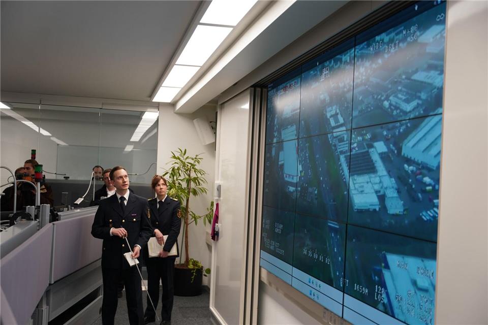 Das Lagezentrum ist rund um die Uhr besetzt. (Archivbild)Sascha Ditscher/dpa