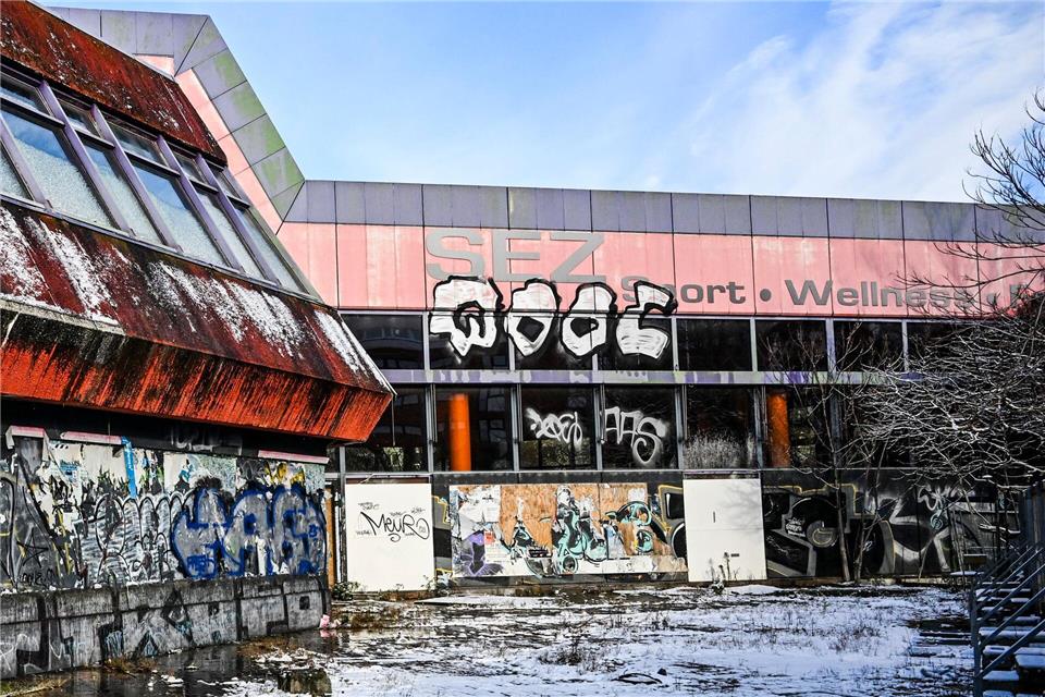 Das Land Berlin will das frühere Sport- und Erholungszentrum (SEZ) mithilfe eines Gerichtsvollziehers zwangsräumen lassen. (Archivbild)Jens Kalaene/dpa