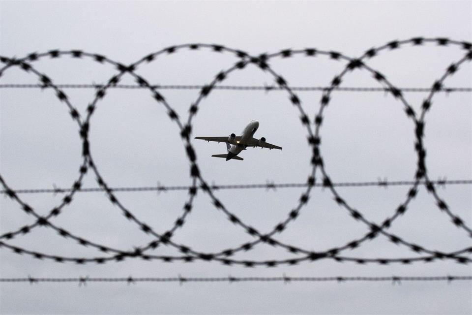 Das Land NRW setzt auf eigene Charterflüge für Abschiebungen. (Symbolfoto)Julian Stratenschulte/dpa