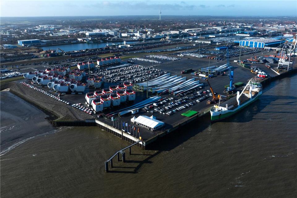 Das Land Niedersachsen investiert 30 Millionen Euro in eine neue Hafenstraße in Cuxhaven. (Archivbild)Philipp Schulze/dpa