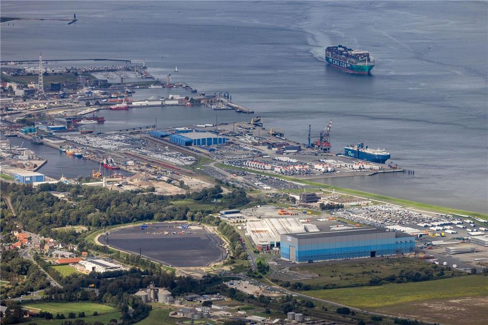 Das Land Schleswig-Holstein will 140 Millionen in Brunsbüttel und andere Häfen investieren. (Symbolbild)Axel Heimken/dpa