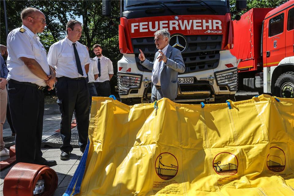 Das Land schuf etwa mobile Schutzdämme und auch Notstromaggregate oder Boote zur Strömungsrettung an.Oliver Berg/dpa