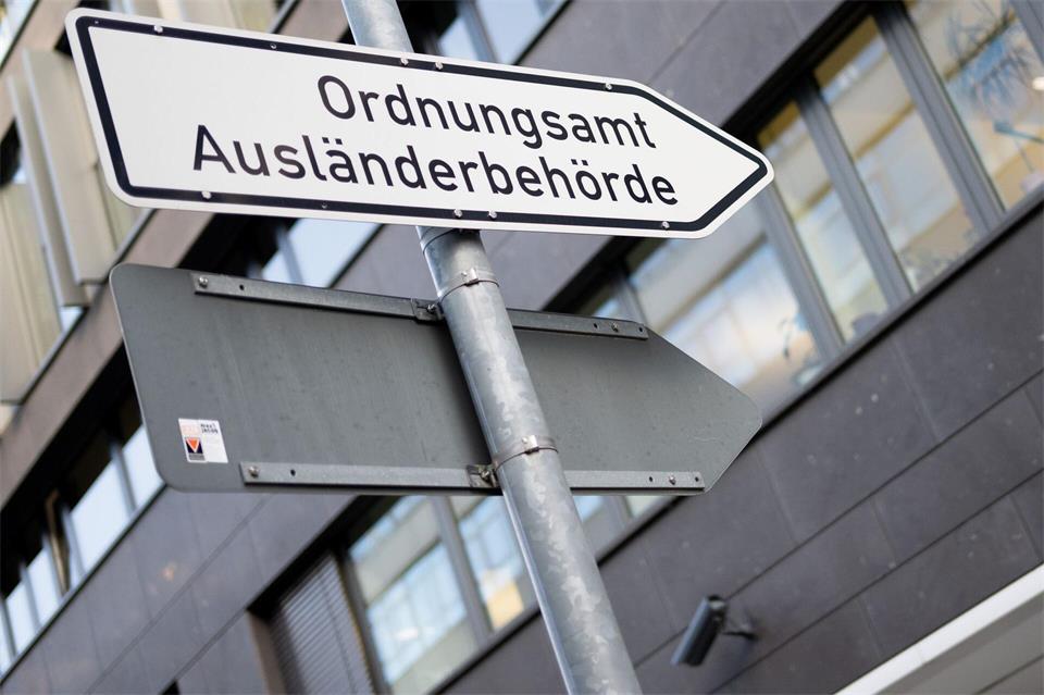 Das Land will die Ausländerbehörden der Thüringer Kommunen entlasten. (Illustration)Sebastian Gollnow/dpa