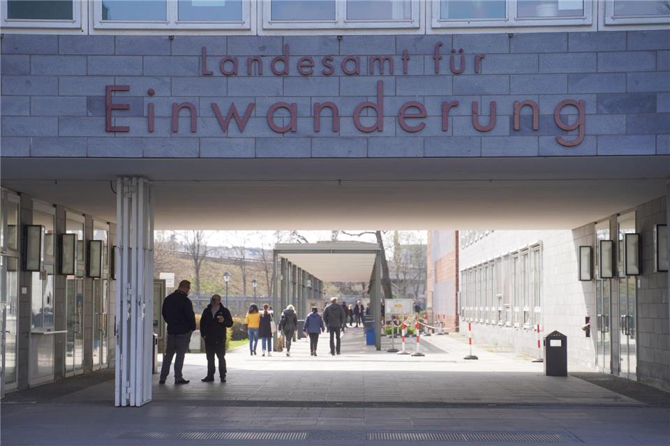 Das Landesamt für Einwanderung in Berlin-Moabit steht wegen unzureichender Reinigung etwa der Toiletten in der Kritik. (Archivbild)Joerg Carstensen/dpa