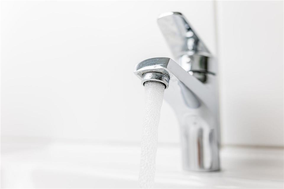 Das Landesamt für Verbraucherschutz hat die gesamte öffentliche Trinkwasserversorgung in den Blick genommen. (Symbolbild)Philipp von Ditfurth/dpa