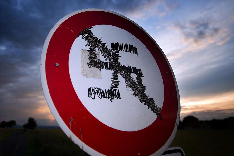 Das Landesamt sieht die Arbeit mit Aussteigern aus der rechtsextremen Szene kritisch. (Symbolbild)Arno Burgi/dpa-Zentralbild/dpa