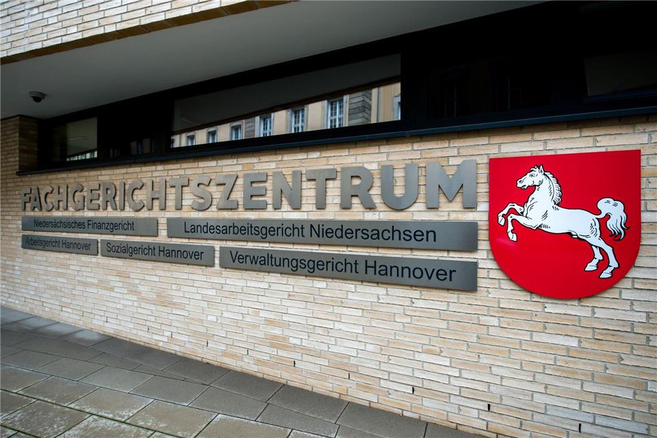 Das Landesarbeitsgericht verhandelt im Mai über die Klage von Zentrum gegen VW. (Symbolbild)Hauke-Christian Dittrich/dpa