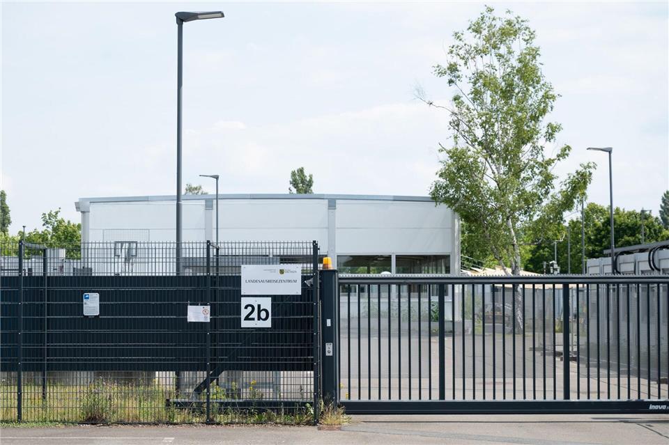 Das Landesausreisezentrum nahm im Juni den Betrieb auf. (Archivbild)Sebastian Kahnert/dpa