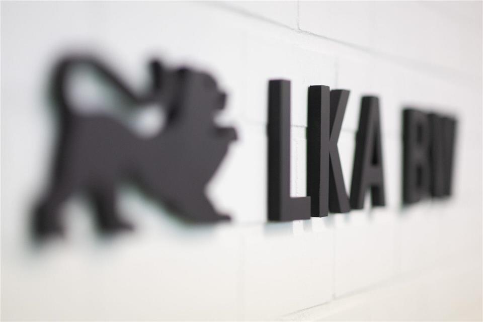 Das Landeskriminalamt Baden-Württemberg hat mit Unterstützung der örtlichen Behörden Wohnungen und Geschäftsräume durchsucht. (Archivbild)Marijan Murat/dpa