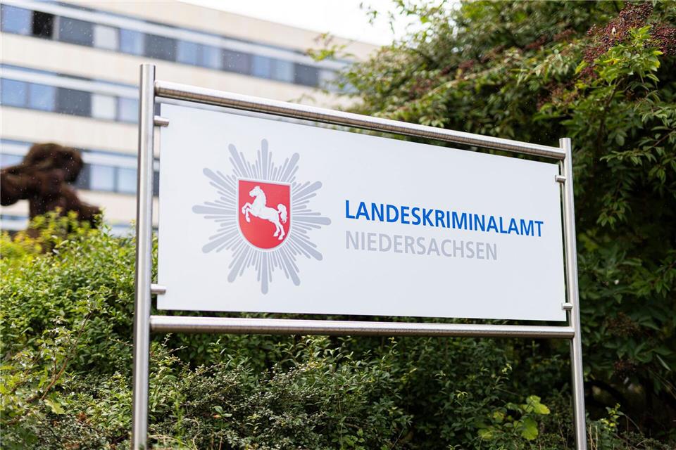 Das Landeskriminalamt Niedersachsen fahndet weiter nach einem verurteilten Mörder. (Archivbild) Michael Matthey/dpa