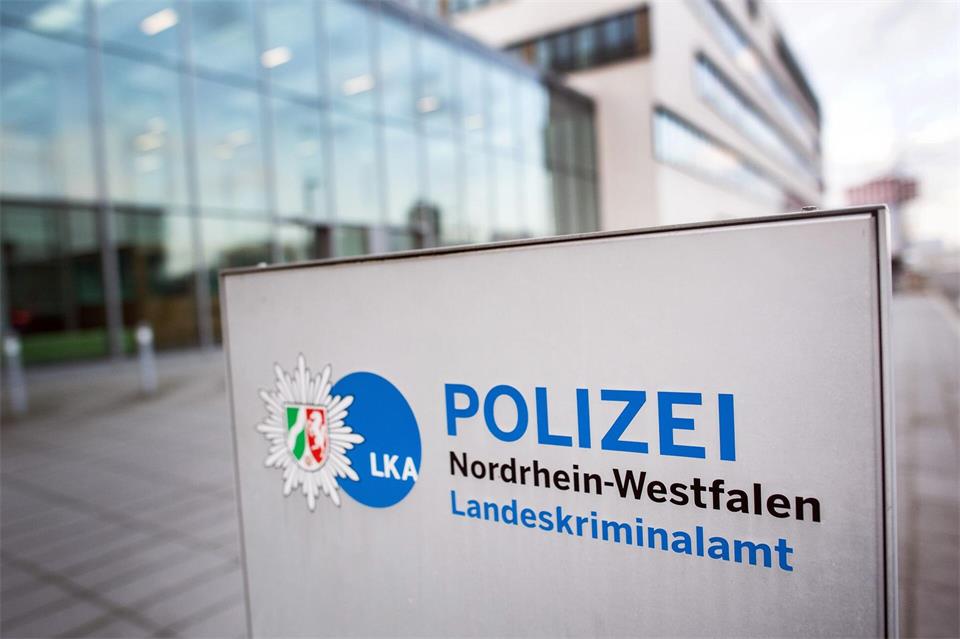 Das Landeskriminalamt Nordrhein-Westfalen warnt vor betrügerischen E-Mails. (Archivbild) Federico Gambarini/dpa