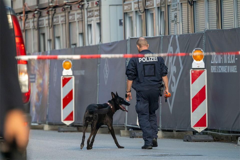 Das Landeskriminalamt ermittelt wegen eines politischen Hintergrunds. Peter Kneffel/dpa