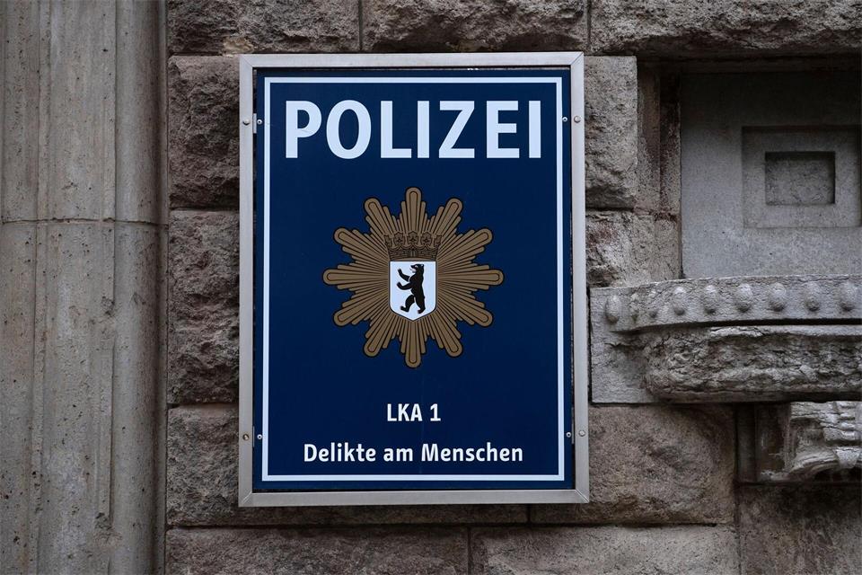 Das Landeskriminalamt in Berlin ermittelt gegen eine Lehrerin wegen des Verdachts einer Sexualstraftat. (Symbolbild)Paul Zinken/dpa-Zentralbild/dpa