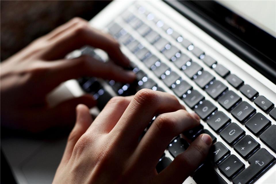 Das Landeskriminalamt warnt vor Betrug mit Künstlicher Intelligenz. (Symbolbild)Karl-Josef Hildenbrand/dpa
