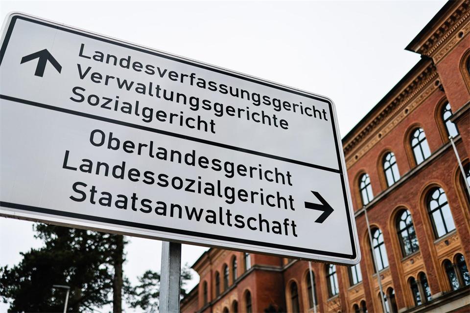 Das Landessozialgericht kämpft mit einer Welle KI-gestützter Klagen. (Symbolbild)Frank Molter/dpa