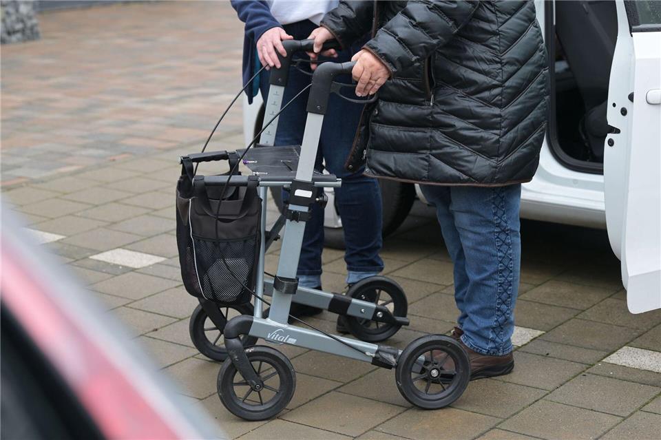 Das Landesverwaltungsamt sieht einen Trend weg von stationärer Pflege hin zu selbstorganisierten Wohnformen. (Archivbild)Michael Bahlo/dpa