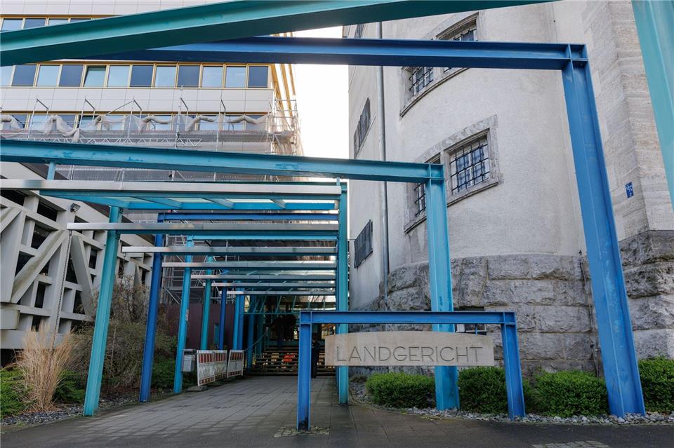 Das Landgericht Bielefeld muss jetzt entscheiden, ob die Anklage gegen einen 33-Jährigen nach dem Fund einer Leiche in einer Gefriertruhe zugelassen wird. (Archivbild)Friso Gentsch/dpa