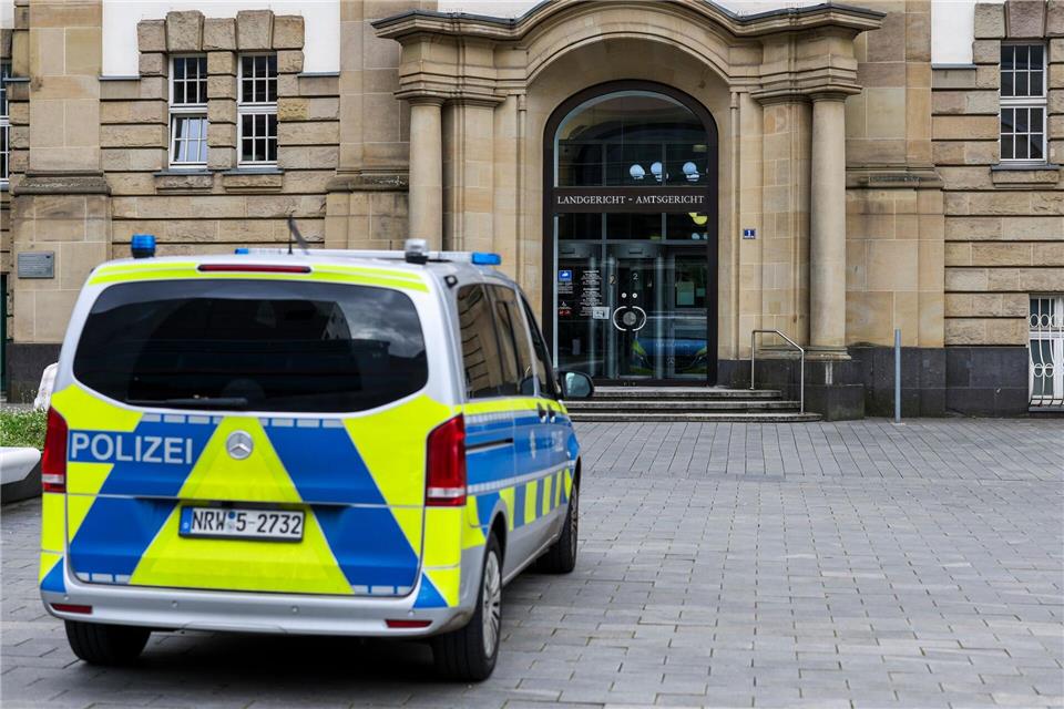 Das Landgericht Duisburg hat einen 40-Jährigen aus der Haft entlassen. Die Richter sind nicht überzeugt, dass er seinen Sohn zu einem Mord angestiftet hat. (Symbolbild)Christoph Reichwein/dpa