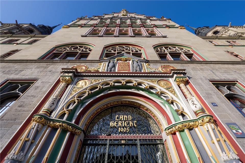 Das Landgericht Halle hat eine Frau nach einer tödlichen Messerattacke vom Vorwurf des Totschlags freigesprochen. (Symbolbild)Hendrik Schmidt/dpa